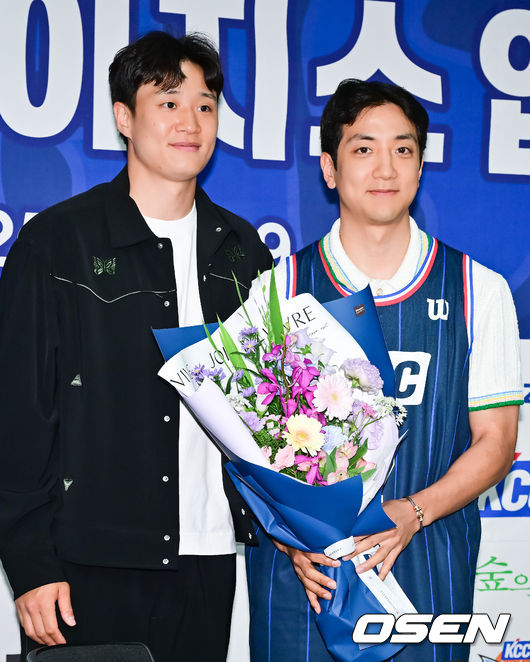 [OSEN=박준형 기자]  허훈 KCC 이지스 입단식이 29일 오후 서울 논현동 KBL 사옥에서 진행됐다.KCC는 지난 28일 “FA허훈을 계약기간 5년, 보수 총액 8억원(연봉 6억5000만원·인센티브 1억5000만원)에 영입했다”고 발표했다. 이에 따라 허재 전 국가대표팀 감독의 아들인 허웅과 허훈은 프로에서는 처음 같은 팀이 됐다.KCC 허웅과 허훈이 포즈를 취하고 있다.  2025.05.29/ soul1014@osen.co.kr