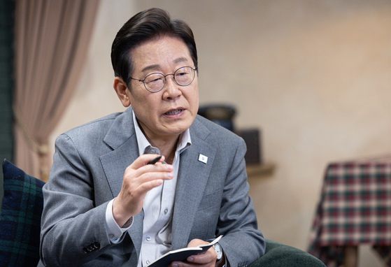 더불어민주당 이재명 대선 후보가 28일 서울 강남구의 한 스튜디오에서 열린 K-이니셔TV '1400만 개미와 한배 탔어요' 유튜브 라이브에서 발언하고 있다. 연합뉴스