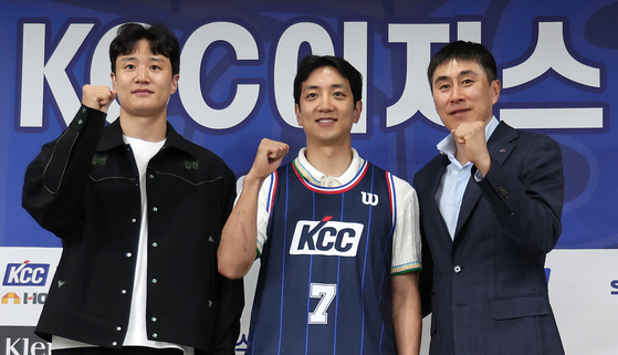 KCC 유니폼을 입은 허훈(가운데). 팀 동료인 친형 허웅(왼쪽)과 이상민 신임 감독도 동석했다. 뉴스1