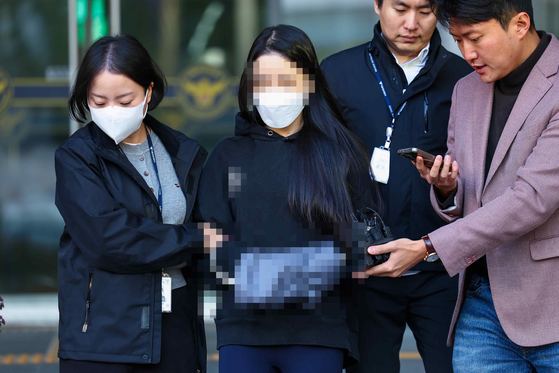 강남에서 7중 추돌 사고를 내 구속된 20대 무면허 운전자가 지난해 11월 7일 오전 서울 강남구 강남경찰서에서 검찰로 송치되고 있다. 연합뉴스