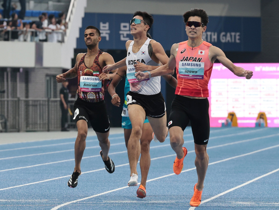 이재웅(가운데)이 28일 경북 구미시민운동장에서 열린 아시아육상경기선수권 1500m 결선에서 2위로 결승선을 통과하고 있다. 연합뉴스