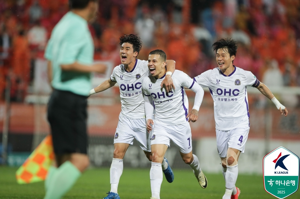 프로축구 FC안양 승리를 이끈 마테우스(가운데). [사진 프로축구연맹]
