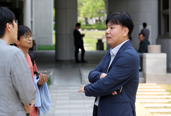 박정희 정부 시절 이른바 '통일혁명당(통혁당) 재건위 사건'에 연루돼 중형을 선고받은 고 진두현 씨와 고 박석주 씨의 재심 선고기일인 29일 서울 서초구 대법원에서 상고심 선고를 마친 고 박석주 씨 아들 박정민(오른쪽) 씨가 취재진과 인터뷰하고 있다. 뉴시스