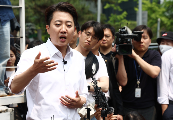 이준석 개혁신당 대선후보가 28일 서울 여의도 공원에서 유세를 마친 뒤 전날 TV토론 발언과 관련된 취재진의 질문에 답하고 있다. [뉴스1]
