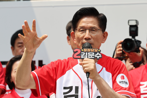 김문수 국민의힘 대통령 후보가 29일 인천 부평 문화의거리 앞에서 집중유세를 하고 있다./뉴스1