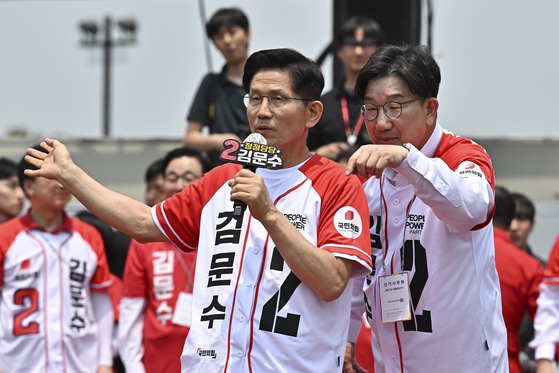 김문수(왼쪽) 국민의힘 대선후보와 권성동 원내대표가 28일 경남 김해수로왕릉 공원에서 이야기를 나누고 있다. 김성룡 기자