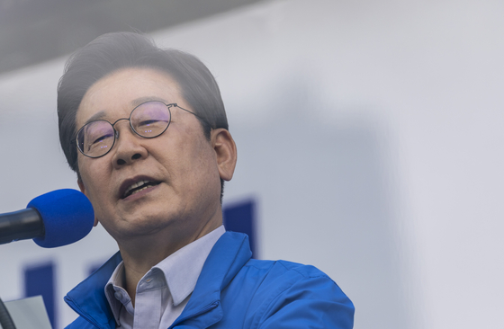 이재명 더불어민주당 대선후보가 28일 서울 왕십리역 광장에서 열린 성동구·동대문구 집중 유세에서 지지를 호소하는 연설을 하고 있다. 연합뉴스