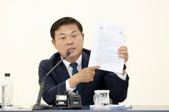 이학수 정읍시장이 지난 26일 정읍시청에서 기자회견을 열고 영파동 제1 일반산업단지에 들어서는 바이오매스 SRF(고형연료) 발전소에 대해 "주민 의견을 무시한 일방적 사업 추진에 반대한다"고 밝히고 있다. 사진 정읍시