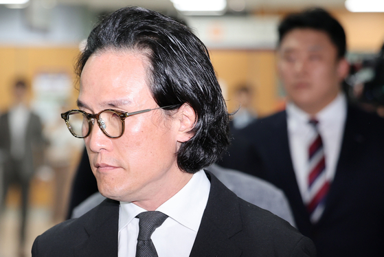 조현범 한국타이어앤테크놀로지 회장이 29일 서울 서초구 서초동 서울중앙지방법원에서 열린 특정경제범죄 가중처벌 등에 관한 법률 위반(횡령) 등 1심 선고에 출석하고 있다. 뉴스1