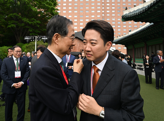 지난 21일 서울 신라호텔에서 열린 제16회 조선일보 아시안리더십콘퍼런스(ALC)에서 한덕수 전 국무총리와 이준석 개혁신당 대선 후보가 대화하고 있는 모습. 지난 11일 대선후보직을 사퇴한 뒤 한 전 총리의 유일한 공개 행사 참석은 이날 뿐이었다. 연합뉴스