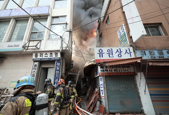 28일 오후 서울 을지로3가역 인근 노후 상가 건물에서 화재가 발생해 소방대원들이 진화작업을 하고 있다. 뉴시스