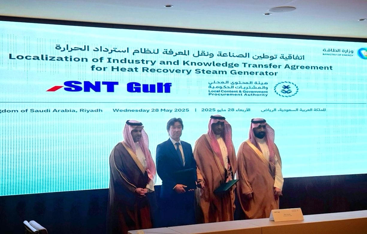 (왼쪽부터) 아흐마드 알자흐라니(Ahmed Al-Zahrani) 사우디 에너지부 차관보, SNT에너지 신경인 사장, 사미 알리 빈 호질란 (?Sami Ali bin Hajilan) 현지화 조달청 개발부분 부사장, 압둘라흐만 빈 압둘라 알세마리 (Abdulrahman bin Abdullah Al-Samari) 현지화 조달청 대표