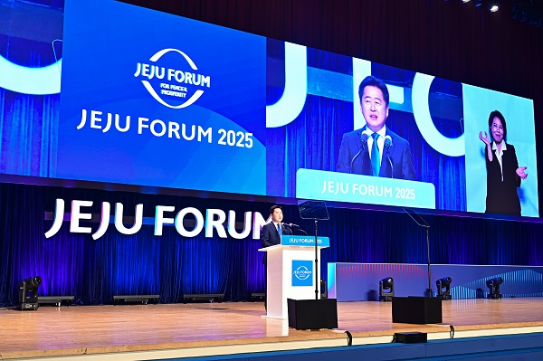 제20회 제주포럼의 개회를 선언하는 오영훈 제주특별자치도지사