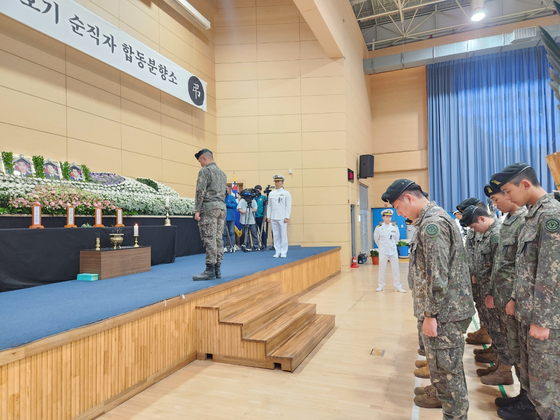 30일 경북 포항시 남구 해군 항공사령부 체육관에 마련된 초계기 추락 희생자 합동분향소에서 조문을 온 부대 장병들이 묵념하고 있다. 김정석 기자