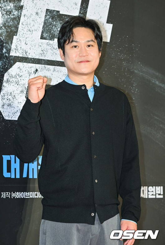 [OSEN=박준형 기자] 15일 서울 삼성동 코엑스 메가박스에서 영화 '야당' 쇼케이스 및 VIP 시사회가 진행됐다.‘야당’은 대한민국 마약판을 설계하는 브로커 ‘야당’, 더 높은 곳에 오르려는 ‘검사’, 마약 범죄 소탕에 모든 것을 건 ‘형사’가 서로 다른 목적을 가지고 엮이며 펼쳐지는 범죄 액션 영화로 배우 박해준, 류경수, 채원빈, 유해진, 강하늘이 출연한다.김성균이 포즈를 취하고 있다.    2025.04.15 / soul1014@osen.co.kr