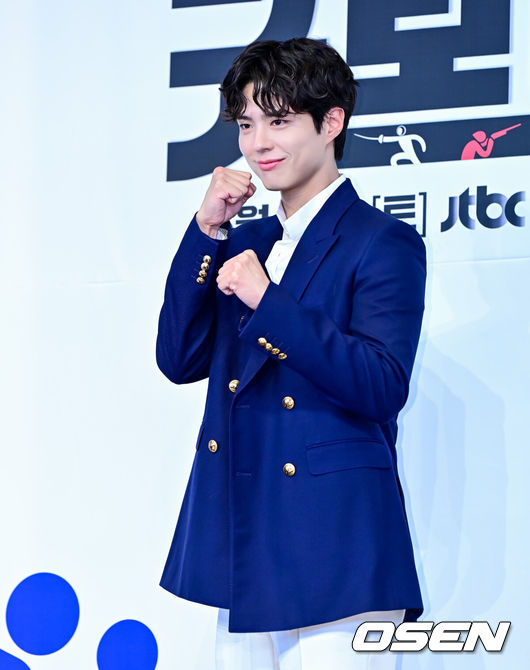 [OSEN=지형준 기자] 29일 오후 서울 구로구 신도림동 더링크서울 트리뷰트 포트폴리오 호텔에서 JTBC 새 토일드라마 ‘굿보이’ 제작발표회가 열렸다.‘굿보이’는 특채로 경찰이 된 전직 국가대표들이 메달 대신 경찰 신분증을 목에 걸고, 비양심과 반칙이 판치는 세상에 맞서는 코믹 액션 청춘 수사극. 박보검, 김소현, 이상이, 허성태, 태원석은 강력범죄 대응을 위한 특수팀으로 뭉쳐 각자의 주특기를 무기삼아 이 땅에 정의로운 ‘룰’을 알릴 예정이다.배우 박보검이 포토타임을 하고 있다. 2025.05.29 /jpnews@osen.co.kr