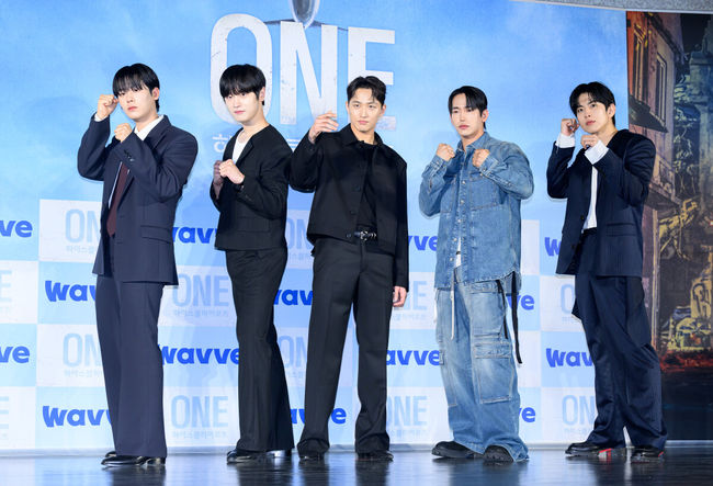 [OSEN=이대선 기자] 28일 서울 광진구 롯데시네마 건대입구에서 웨이브 오리지널 'ONE : 하이스쿨 히어로즈' 제작발표회가 열렸다.‘ONE :하이스쿨 히어로즈’는 아버지의 억압에 시달리던 전교1등 의겸(이정하)과 그의 천부적인 싸움 재능을 이용하려는 윤기(김도완)가 복면을 쓴‘하이스쿨 히어로즈’를 결성해 억눌린 분노를 폭발시켜 학교 폭력 서열을 뒤엎는 하이스쿨 액션 드라마다.배우 이정하, 김도완, 유희제, 육준서, 임성균이 포토타임을 하고 있다. 2025.05.28 /sunday@osen.co.kr