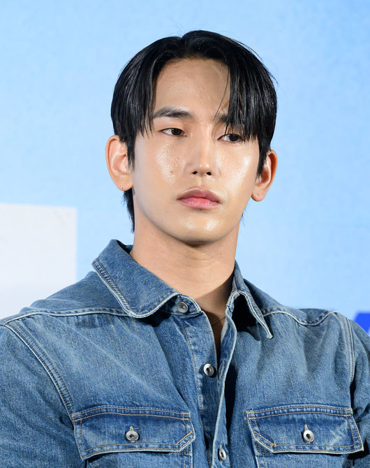 [OSEN=이대선 기자] 28일 서울 광진구 롯데시네마 건대입구에서 웨이브 오리지널 'ONE : 하이스쿨 히어로즈' 제작발표회가 열렸다.‘ONE :하이스쿨 히어로즈’는 아버지의 억압에 시달리던 전교1등 의겸(이정하)과 그의 천부적인 싸움 재능을 이용하려는 윤기(김도완)가 복면을 쓴‘하이스쿨 히어로즈’를 결성해 억눌린 분노를 폭발시켜 학교 폭력 서열을 뒤엎는 하이스쿨 액션 드라마다.배우 육준서가 취재진의 질문을 듣고 있다. 2025.05.28 /sunday@osen.co.kr