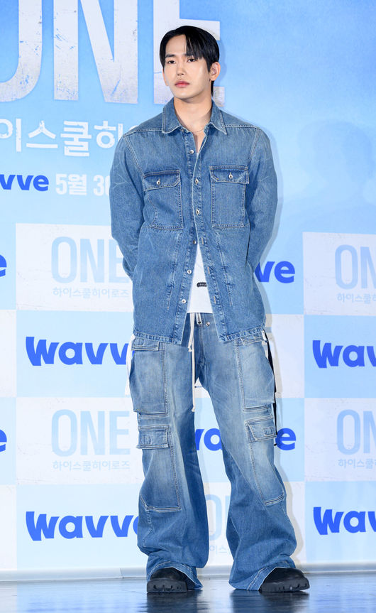 [OSEN=이대선 기자] 28일 서울 광진구 롯데시네마 건대입구에서 웨이브 오리지널 'ONE : 하이스쿨 히어로즈' 제작발표회가 열렸다.‘ONE :하이스쿨 히어로즈’는 아버지의 억압에 시달리던 전교1등 의겸(이정하)과 그의 천부적인 싸움 재능을 이용하려는 윤기(김도완)가 복면을 쓴‘하이스쿨 히어로즈’를 결성해 억눌린 분노를 폭발시켜 학교 폭력 서열을 뒤엎는 하이스쿨 액션 드라마다.배우 육준서가 포토타임을 하고 있다. 2025.05.28 /sunday@osen.co.kr