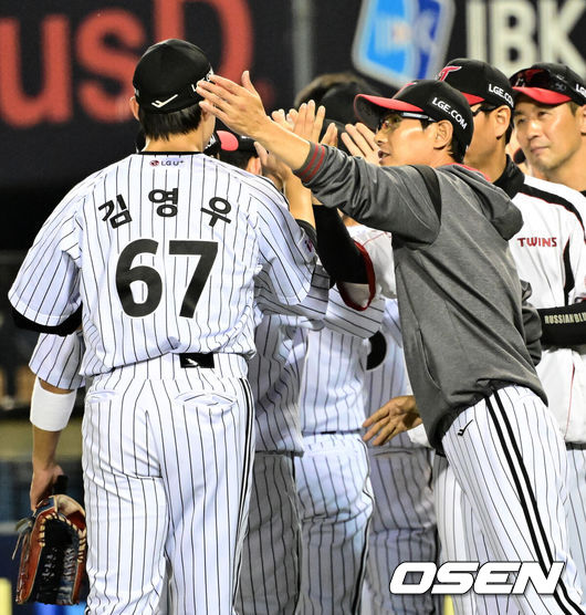 [OSEN=잠실, 지형준 기자] 프로야구 LG 트윈스가한화 이글스와 1~2위 맞대결에서 위닝시리즈에 성공했다.LG는 29일 잠실구장에서 열린 2025 KBO리그 한화와 시즌 8차전 맞대결에서 3-1로 승리했다. 선발투수 손주영이 7이닝 5피안타 1볼넷 6탈삼진 1실점으로 호투하며 시즌 6승째를 기록했다. 신인 김영우가 1이닝 데뷔 첫 세이브를 기록했다. 문보경이 동점 홈런, 김현수가 역전 결승타를 때렸다.한화 선발 와이스는 6이닝 6피안타 1피홈런 1볼넷 6탈삼진 1실점을 기록했다. 주현상이 1이닝 1실점으로 패전 투수가 됐다.경기를 마치고 LG 염경엽 감독이 김영우와 승리를 기뻐하고 있다. 2025.05.29 /jpnews@osen.co.kr