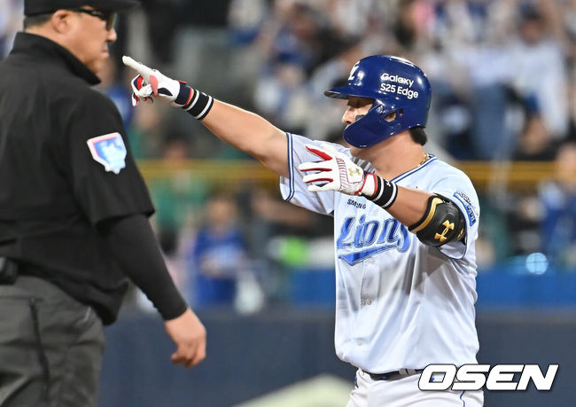 [OSEN=대구, 이석우 기자] 29일 대구삼성라이온즈파크에서 2025 신한 SOL 뱅크 KBO 리그 삼성 라이온즈와 롯데 자이언츠의 경기가 열렸다. 홈팀 삼성은 최원태가, 방문팀 롯데는 박세웅이 선발 출전했다. 삼성 라이온즈 강민호가 5회말 2사 1,2루 우익수 오른쪽 역전 2타점 2루타를 치고 세리머니를 하고 있다. 2025.05.29 / foto0307@osen.co.kr