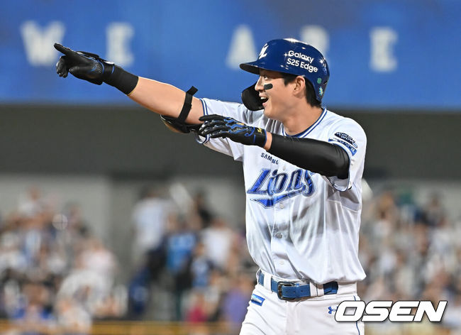 [OSEN=대구, 이석우 기자] 29일 대구삼성라이온즈파크에서 2025 신한 SOL 뱅크 KBO 리그 삼성 라이온즈와 롯데 자이언츠의 경기가 열렸다. 홈팀 삼성은 최원태가, 방문팀 롯데는 박세웅이 선발 출전했다. 삼성 라이온즈 구자욱이 6회말 1사 1,2루 중견수 왼쪽 1타점 안타를 치고 환호하고 있다. 2025.05.29 / foto0307@osen.co.kr