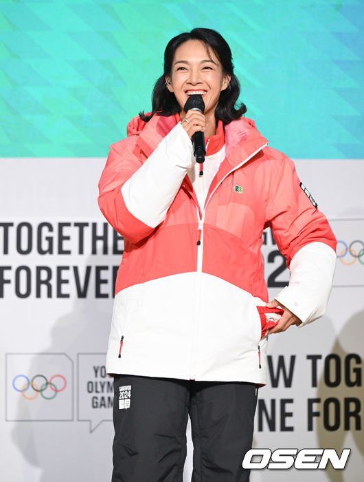 [OSEN=조은정 기자] 6일 오전 서울 송파구 올림픽파크텔에서 '2024 강원 동계청소년올림픽'G-200일을 맞아 '유니폼·메달 공개 및 지속가능 올림픽 선포식 행사’가 열렸다. 탤런트 박선영이 유니폼을 입고 소감을 전하고 있다. 2023.07.06 /cej@osen.co.kr