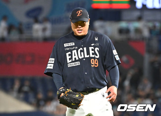 [OSEN=창원, 이석우 기자] 30일 창원NC파크에서 2025 신한 SOL 뱅크 KBO 리그 NC 다이노스와 한화 이글스의 경기가 열렸다. 홈팀 NC는 라일리가, 방문팀 한화는 류현진이 선발 출전했다. 한화 이글스 류현진이 6회말 무사 1루 NC 다이노스 김주원을 3루수 병살로 잡고 미소짓고 있다. 2025.05.30 / foto0307@osen.co.kr