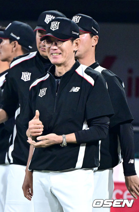 [OSEN=수원, 최규한 기자] KT가 모처럼 1선발 위용을 뽐낸 헤이수스를 앞세워 연승에 성공했다.프로야구 KT 위즈는 30일 수원KT위즈파크에서 열린 2025 신한 SOL뱅크 KBO리그 KIA 타이거즈와의 시즌 7차전에서 3-1로 승리했다.KT는 3연전 기선제압과 함께 2연승을 달리며 시즌 29승 3무 25패를 기록했다. 경기를 마치고 승리한 KT 이강철 감독이 선수들을 맞이하며 미소짓고 있다. 2025.05.30 / dreamer@osen.co.kr