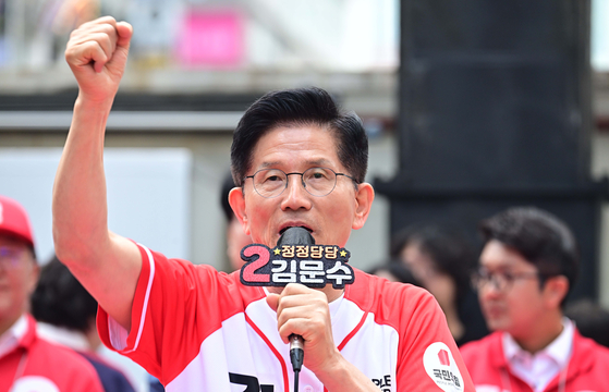 김문수 국민의힘 대선후보가 29일 오후 경기 군포시 산본역 로데오거리 원형광장에서 열린 유세현장에서 지지를 호소하고 있다. 임현동 기자