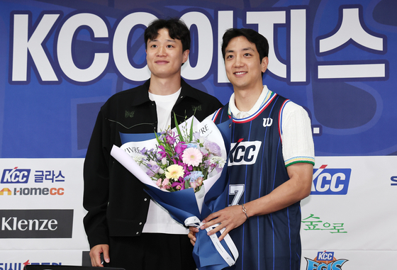 프로농구 KCC에서 한솥밥을 먹게 된 동생 허훈(오른쪽)에게 꽃다발을 건넨 허웅. [뉴스1]