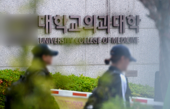 대전의 한 의대에서 학생들이 캠퍼스를 이동하고 있다. 프리랜서 김성태