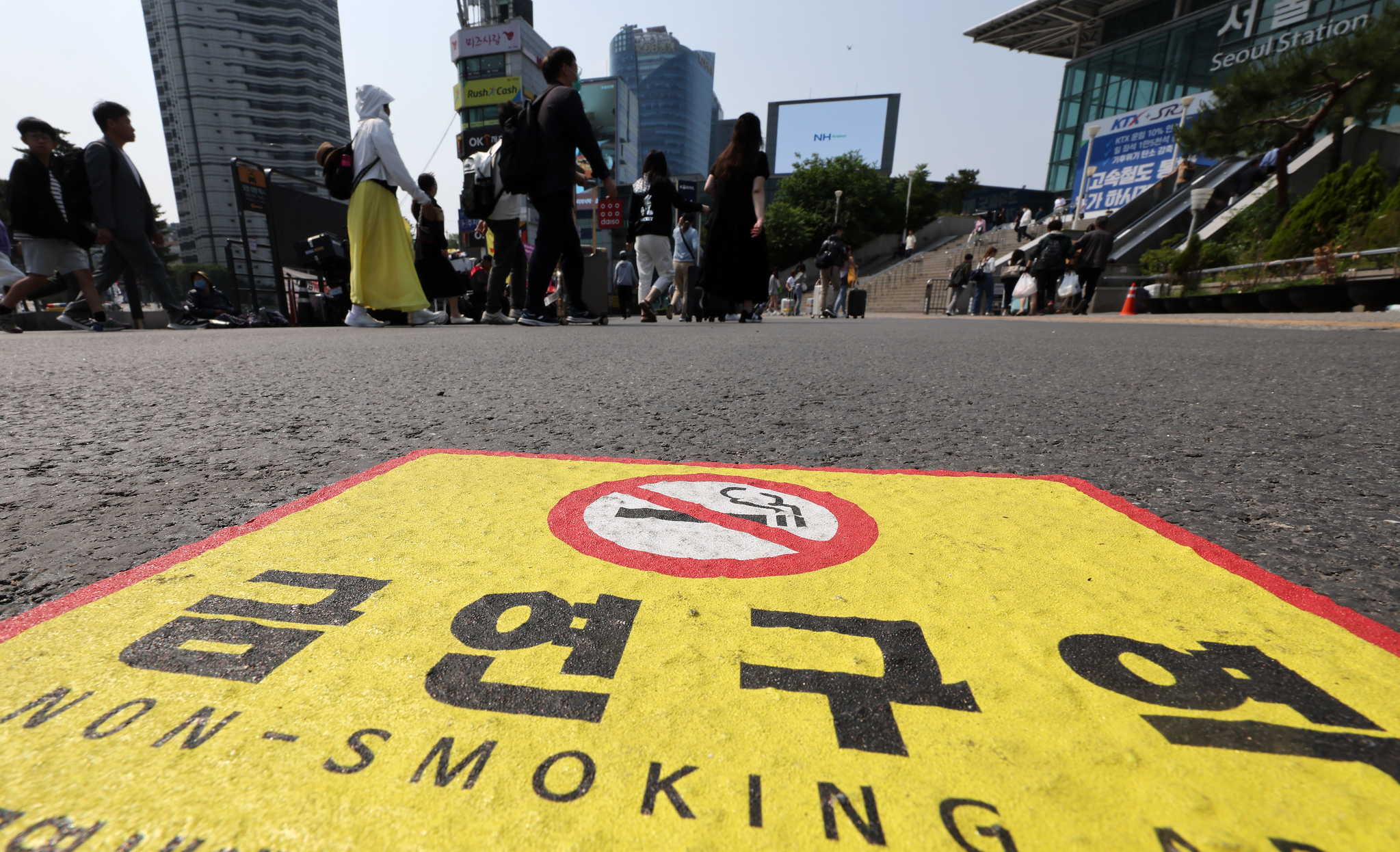 '세계 금연의 날'을 이틀 앞둔 29일 서울역 앞에 금연구역 안내표시가 붙어 있다. 뉴스1