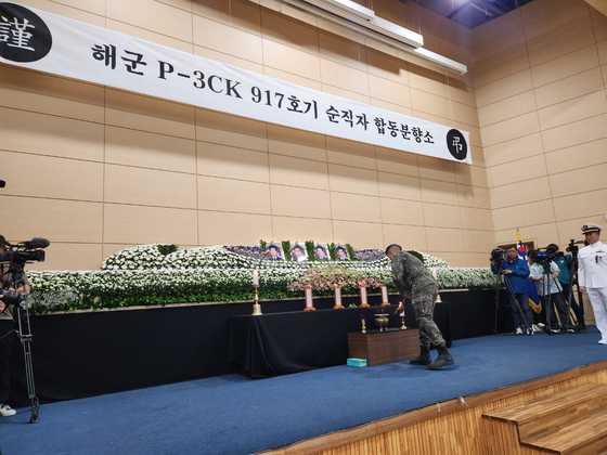 30일 경북 포항시 남구 해군 항공사령부 체육관에 마련된 초계기 추락 희생자 합동분향소에서 조문을 온 부대 장병들이 헌화하고 있다. 김정석 기자