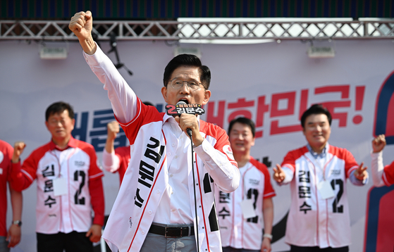 김문수 국민의힘 대선 후보가 제21대 대선 사전투표 첫날인 29일 오후 경기 안산시 안산문화광장에서 열린 유세에서 지지를 호소하고 있다. 임현동 기자