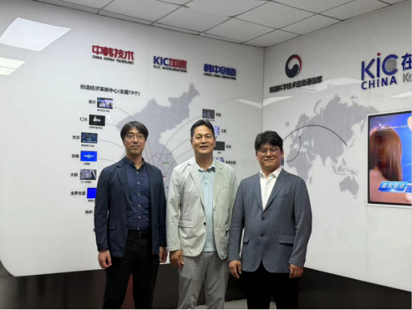 KIC중국 김종문 센터장(가운데)과 제이제이엔에스 박종진 대표(오른쪽), 곽진혁 부대표(왼쪽) (사진 제공=제이제이엔에스)