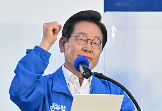 이재명 더불어민주당 대선 후보가 29일 오후 서울 관악구 관악산으뜸공원에서 열린 유세에서 유권자들을 향해 지지를 호소하고 있다. 김성룡 기자