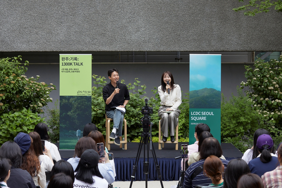 출판사 대표로 나선 배우 박정민과 소설가 김금희가 '첫 여름, 완주' 북토크를 진행 중이다. 사진 LCDC SEOUL