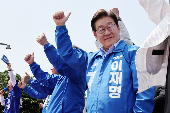 더불어민주당 이재명 대선 후보가 열세 지역으로 분류되는 강원과 충북 지역의 표심 공략에 나선 30일 춘천시 춘천역광장에서 열린 집중유세에서 시민들에게 인사하고 있다. 연합뉴스