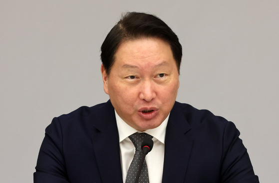 최태원 대한상의 회장이 22일 서울 중구 남대문로 대한상공회의소에서 열린 ‘김문수 국민의힘 대선후보-경제5단체 간담회’에서 정책제언을 하고 있다. 임현동 기자