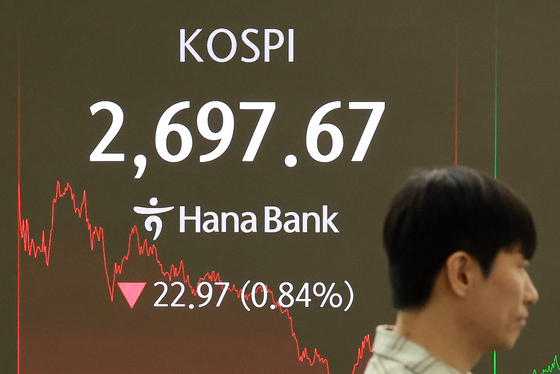0일 서울 중구 하나은행 본점 딜링룸에서 딜러들이 업무를 보고 있다. 이날 코스피는 전 거래일보다 22.97p(0.84%) 내린 2,697.67로 마감했다. 연합뉴스