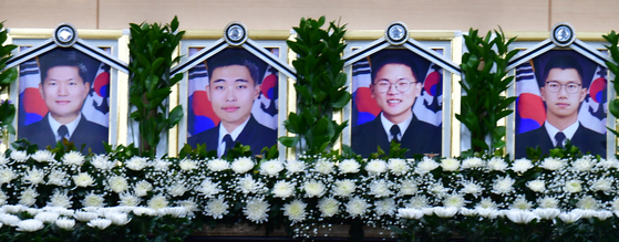 30일 경북 포항시 해군 항공사령부체육관에 마련된 대잠 해상초계기(P-3CK) 순직자 합동분향소에 승무원들의 영정이 놓여져 있다.   해군은 고 박진우 중령, 고 이태훈 소령, 고 윤동규 상사, 고 강신원 상사로 1계급 추서했다. 뉴스1