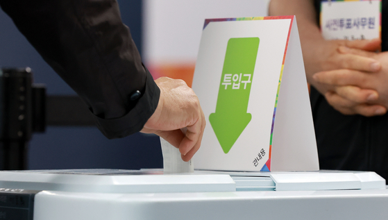 제21대 대통령 선거 사전 투표 첫날인 29일 오후 서울 강남구 수서동 강남스포츠문화센터에 마련된 사전투표소에서 한 유권자가 소중한 한 표를 행사하고 있다. 뉴스1