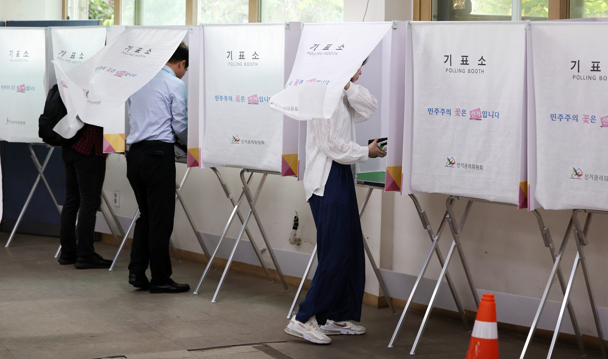 30일 오전 서울 서대문구 구 신촌동주민센터에 마련된 사전투표소에서 투표를 하고 있다. 뉴시스