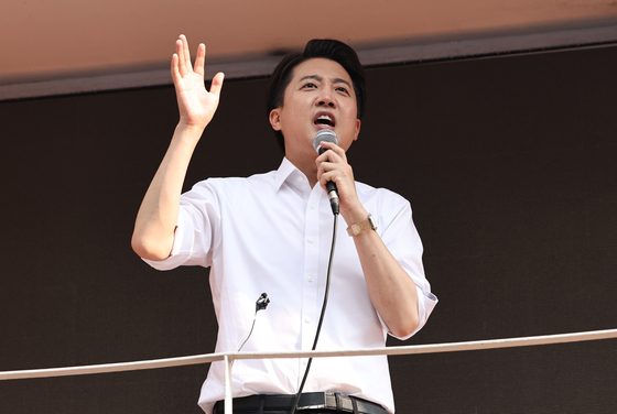 이준석 개혁신당 대선후보가 제21대 대통령선거 사전투표 첫날인 29일 오후 서울 성북구 안암역 인근에서 열린 유세에서 지지를 호소하고 있다. 뉴스1