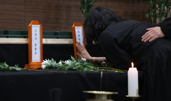 30일 경북 포항시 남구 해군 항공사령부 체육관에 마련된 '해군 P-3CK 917호기 순직자 합동분향소'에서 순직 해군 유족이 위패를 잡고 오열하고 있다. 연합뉴스