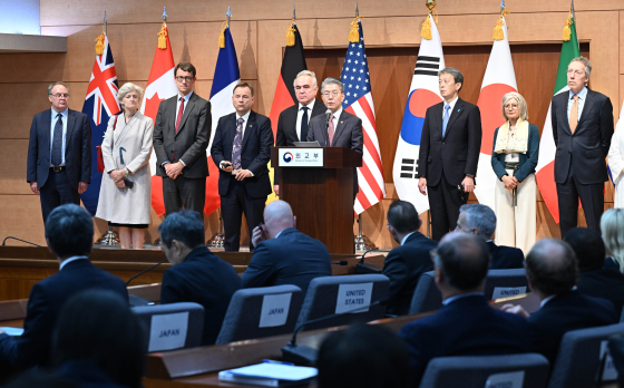 지난해 10월 한·미·일 등 11개국이 참가한 다국적제재모니터링(MSMT·Multilateral Sanctions Monitoring Team)이 출범했다. 당시 김홍균 외교부 1차관이 서올 종로구 외교부 청사에서 커트 캠벨 당시 미 국무부 부장관, 오카노 마사타카 당시 일 외무성 사무차관 등과 나란히 서서 MSMT 관련 발표를 하는 모습. 공동취재단=연합뉴스