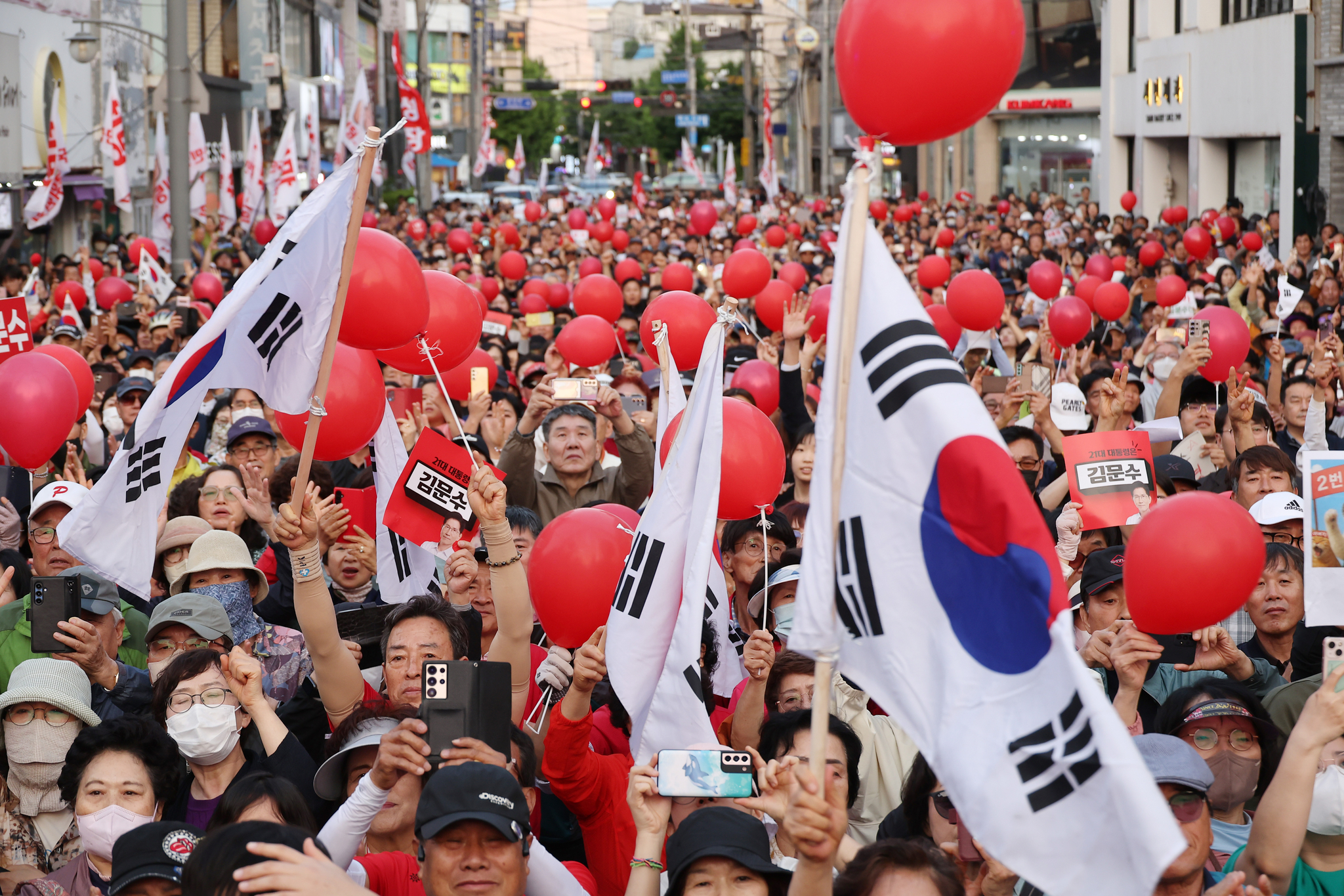 31일 경북 포항 북포항우체국 앞에서 시민들이 김문수 국민의힘 대선후보의 유세를 지켜보고 있다. 연합뉴스