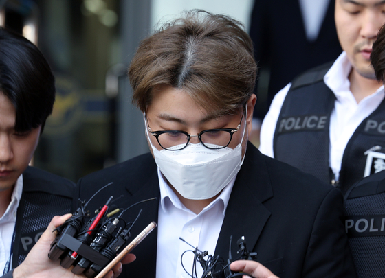 가수 김호중은 지난해 5월 서울 강남구에서 음주 운전을 저지르고 잠적한 뒤, 편의점에 캔맥주를 사 마시는 술타기 수법으로 논란이 된 바 있다. 사진 뉴스1