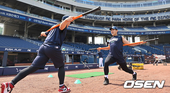 [OSEN=창원, 이석우 기자] 30일 창원NC파크에서 2025 신한 SOL 뱅크 KBO 리그 NC 다이노스와 한화 이글스의 경기가 열린다. 홈팀 NC가 긴 방황을 끝내고 홈구장으로 돌아왔다.NC 다이노스 김휘집과 안중열이 창원NC파크에서 몸을 풀고 있다. 2025.05.30 / foto0307@osen.co.kr